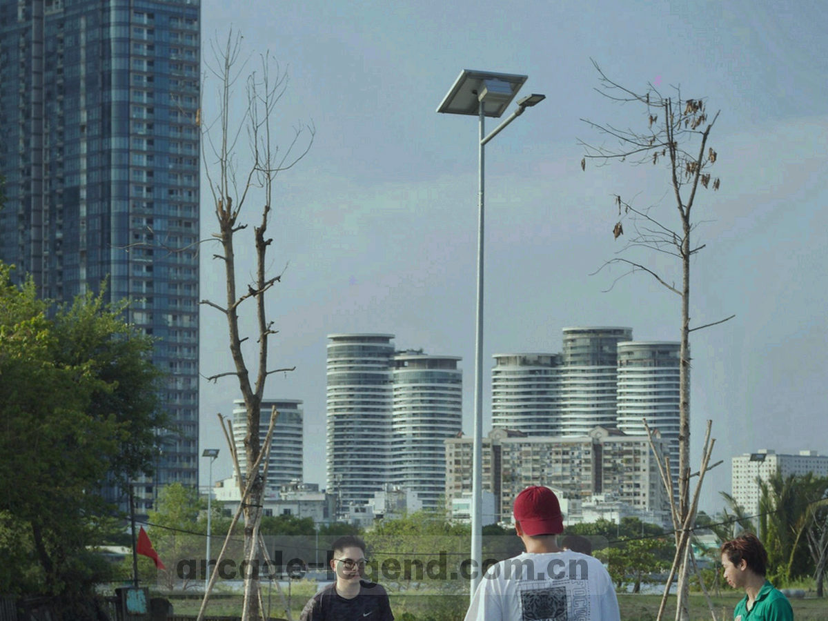 霓虹灯管与像素光点组成的抽象街机厅内景，斜向排布，紫罗兰与电光青为主